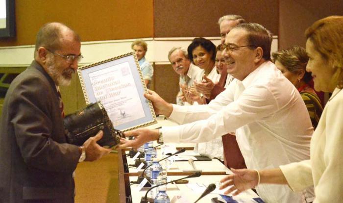 X Congreso de Ciencias del Mar. MARCUBA 2015. José Luis Juanes (Dtor en Ciencias Geografica e Investigador del Instituto de Oceonologia). Recibe Premio Nacional de Ciencias del Mar.Fernando Gonzalez (Viceministro Primero del CITMA)