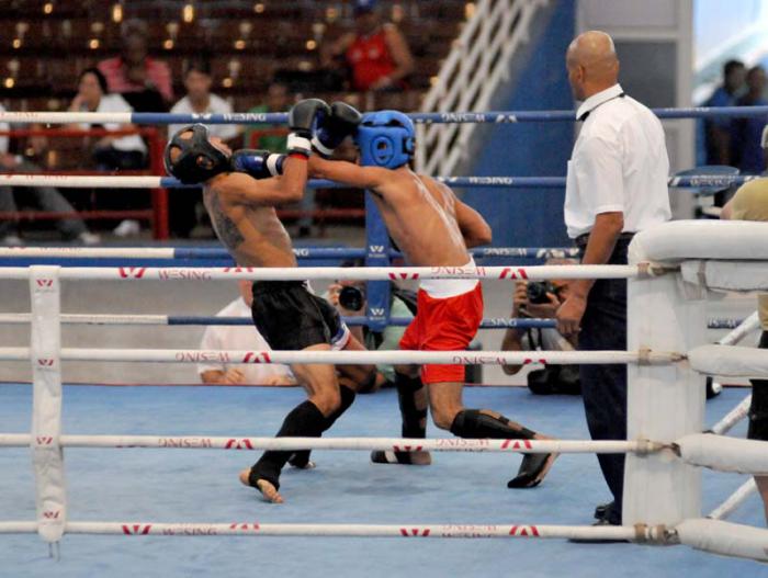 Tope Amistoso de Kid Boxing entre EU y Cuba combate de 57kg en la modalidad Low Kick entre Carlos Hernández de EU  a la izquierday Warte Sanchez  de Cuba a la derecha.