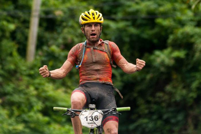 Ciclista colombiano Diego Alejandro Tamayo celebra tras vencer en la segunda etapa de la Titán Tropic Cuba de mountain bike el lunes 7 de diciembre de 2015. FOTO de Calixto N. Llanes (CUBA)