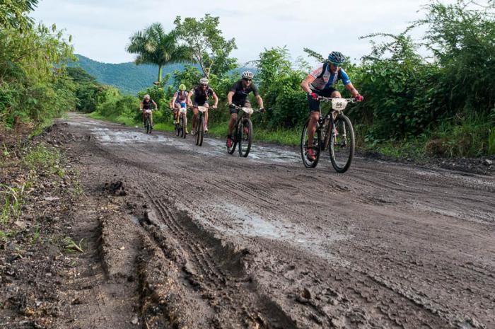 Ciclistas recorren la segunda etapa Las Terrazas-Soroa (82,6 km) durante la Titán Tropic Cuba de mountain bike el lunes 7 de diciembre de 2015. FOTO de Calixto N. Llanes (CUBA)