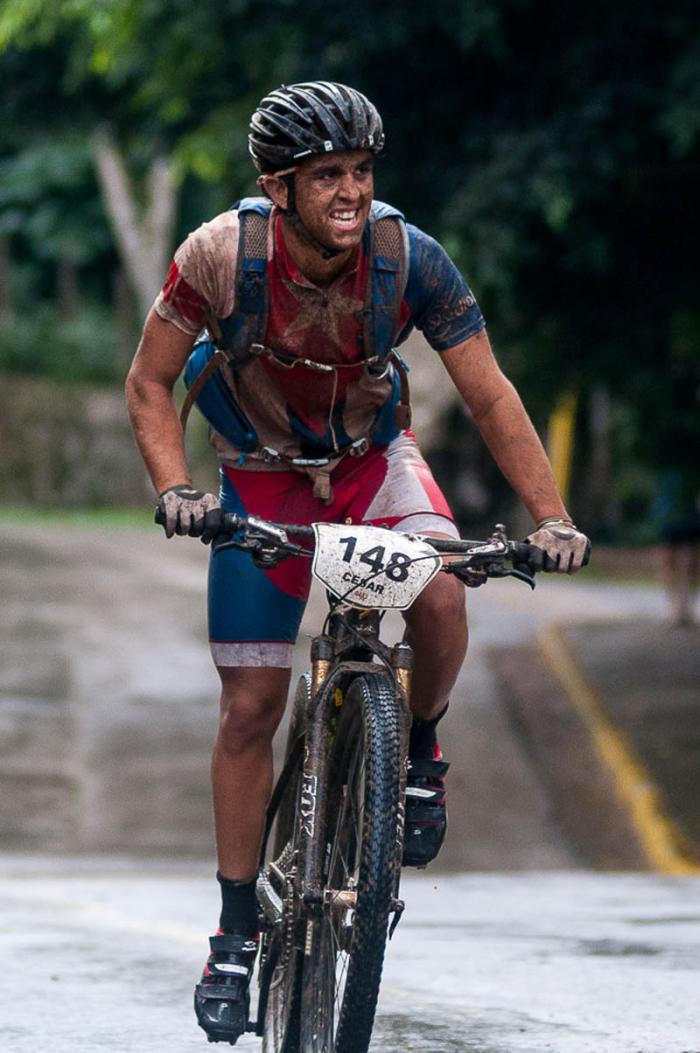 Ciclista cubano César recorre la segunda etapa Las Terrazas-Soroa (82,6 km) durante la Titán Tropic Cuba de mountain bike el lunes 7 de diciembre de 2015. FOTO de Calixto N. Llanes (CUBA)