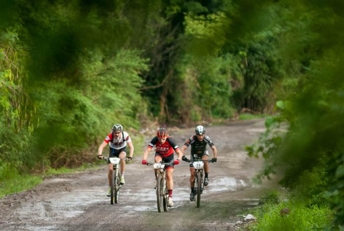 Ciclistas recorren la segunda etapa Las Terrazas-Soroa (82,6 km) durante la Titán Tropic Cuba de mountain bike el lunes 7 de diciembre de 2015. FOTO de Calixto N. Llanes (CUBA)
