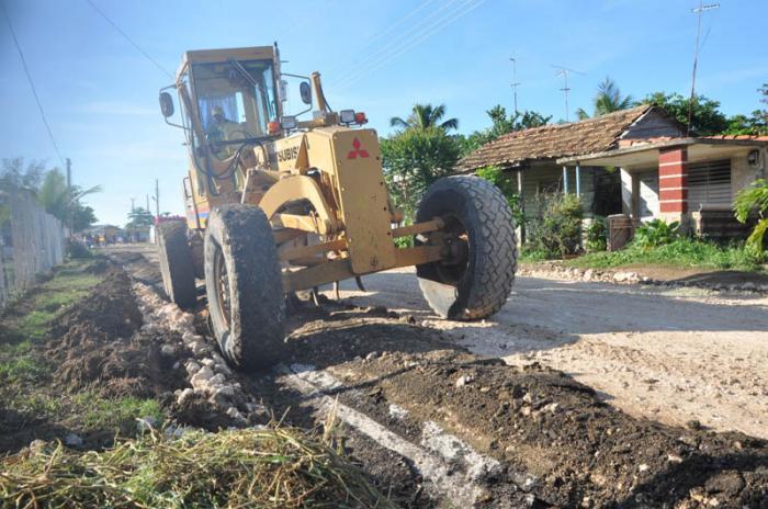 Equipo especializados hacen trabajos en la vía publica