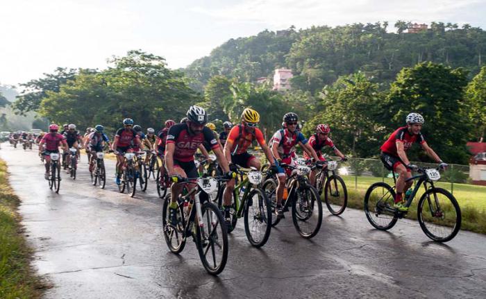Ciclistas recorren tercera etapa Soroa-Viñales (119 km) durante la Titán Tropic Cuba de ciclismo de montaña el martes 8 de diciembre de 2015. FOTO de Calixto N. Llanes (CUBA)