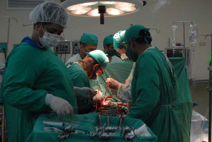 Transplante de corazón: el equipo multidisciplinario comienza a realizar la apertura y disección del receptor