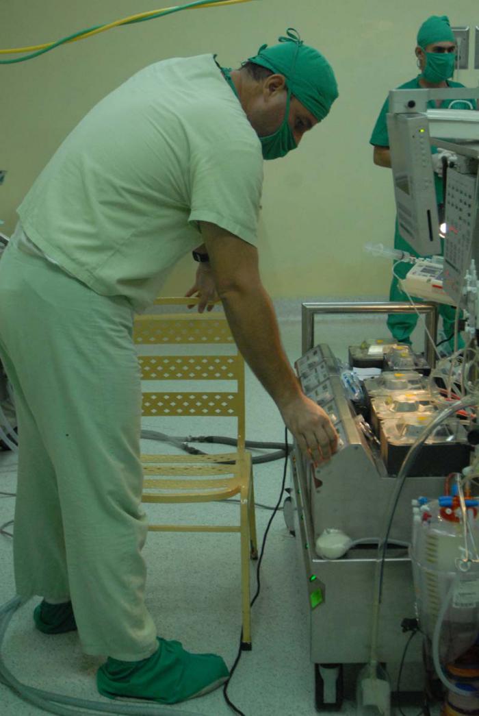 Transplante de corazón: perfusionista Raúl Villadeamigo García al tanto de la máquina de corazón –pulmón que mantiene ambas funciones en el paciente que recibirá el trasplante.