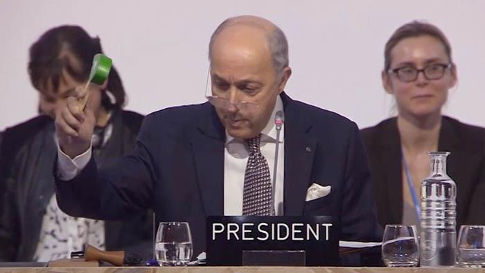 Con un mazazo verde, entre vítores,  aplausos sonrisas y selfies, Laurent Fabius finalmente dio por aprobado el Acuerdo de París. El Ministro de Exteriores francés.