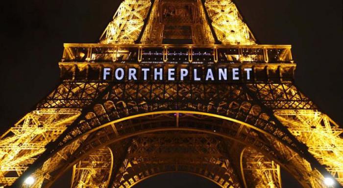 La Torre Eiffel, símbolo de la capital francesa, se iluminó con varios lemas  durante esta COP 21, en esta ocasión se lee “Por el planeta”. 
