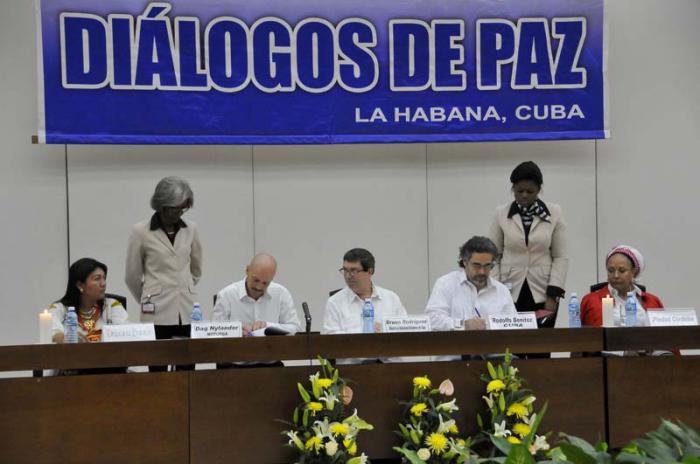 Un acuerdo histórico sobre las víctimas del confilcto fue rubricado en la Mesa de Diálogo de Paz entre el Gobierno Colombiano y las FARC-EP, ante la presencia de Bruno Rodríguez Parrilla, ministro de Relaciones Exteriores de Cuba, los representantes de los países garantes y acompañantes, una representación de las víctimas, así como las delegaciones negociadoras.