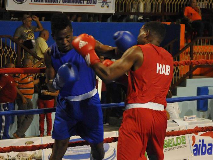 Boxeadores combaten en Torneo Playa Girón 