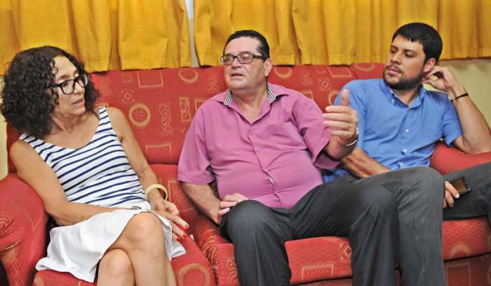 Visita a Cuba de intregrantes del Partido Frente Amplio de Costa Rica de izquierda a derecha Patricia Mora,  Presidenta, Rodolfo Ulloa Bonilla Secretario General del Comitè Ejècutivo Nacional y Gustavo Campos Coordinador nacional de la Juventud