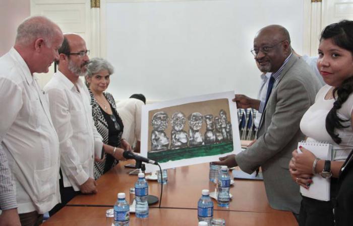 Le fue entregado a Getachew Engida (a la derecha), Director General adjunto de la UNESCO, una obra del pintor Iván Torres Mariño. 