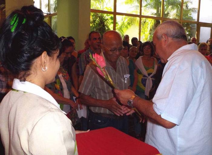 José Antonio Lavín Silva recibe de manos de Jorge Luis Tapia Fonseca el reconocimiento como integrante del primer Comité Provincial del Partido en Camagüey.