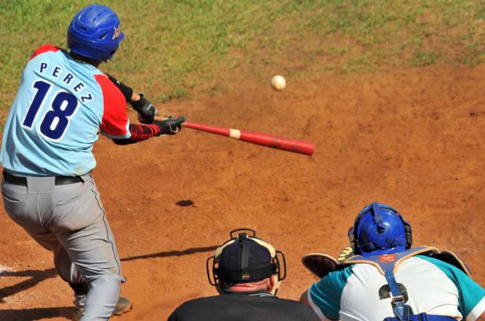 Final Beisbol Isla vs Ciego 4to juego gana ciego 4 x 3 Yeniet Prerez impuslsa la carrera del gane