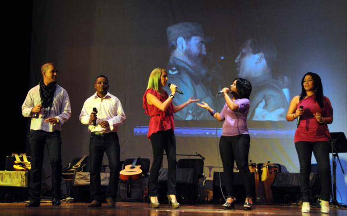 Cooperantes cubanos festejan el triunfo de la Revolución.