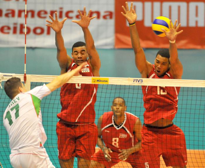 Osmany Uriarte bloqueando en partido contra equipo de Bulgaria