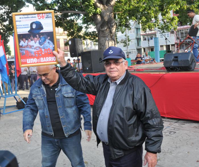Carlos Rafael Miranda coordinador de los CDR entrega de un  reconocimiento al general de brigada Jesús Becera Morciago jefe  de la direccion general de la Policia