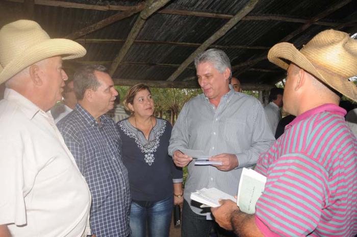 Díaz-Canel elogió la diversificación y la eficiencia logradas por el productor Félix Álvarez, de Cabaiguán.