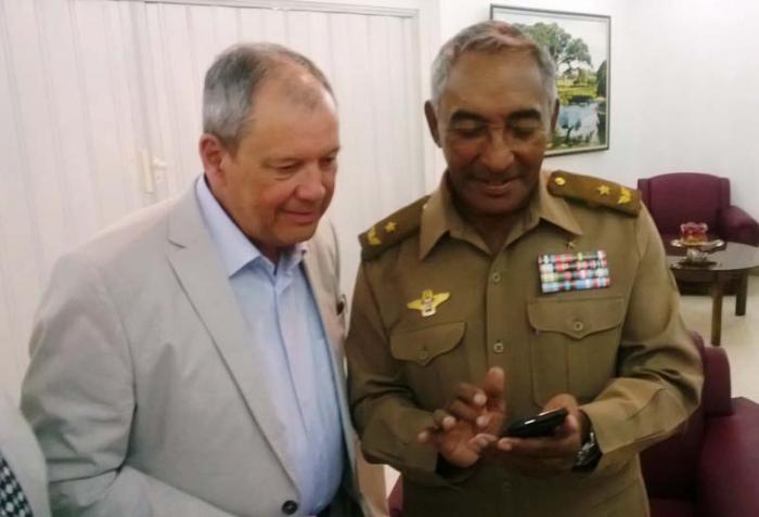 Prunariu mantiene una gran amistad con el cosmonauta cubano Arnaldo Tamayo Méndez.