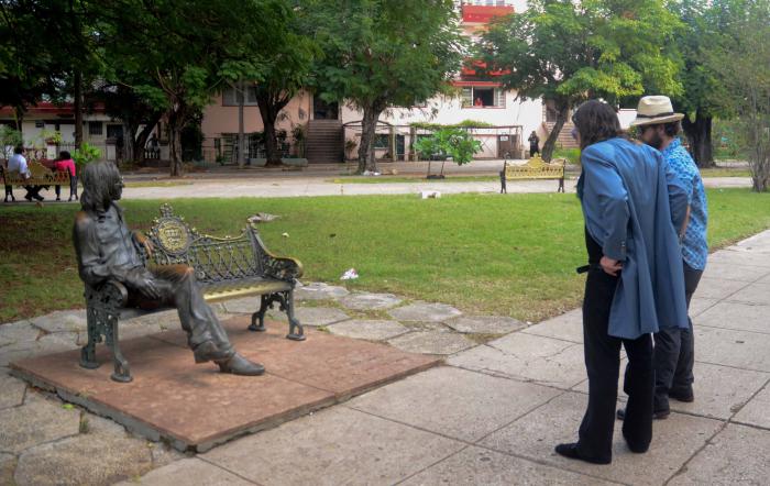 El cantante británico Ozzy Osbourne, vocalista de la banda Black Sabbath, camina por el parque dedicado a John Lennon en La Habana.