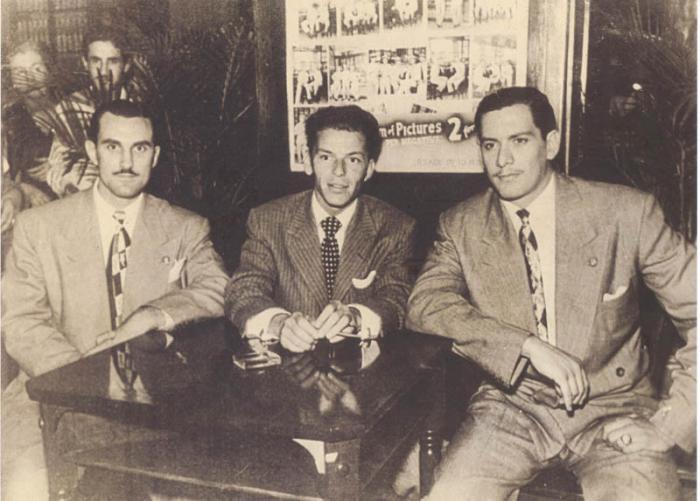 Frank Sinatra (centro), junto a los mafiosos norteamericanos Joe y Rocco Fischetti, en el bar habanero Sloppy.