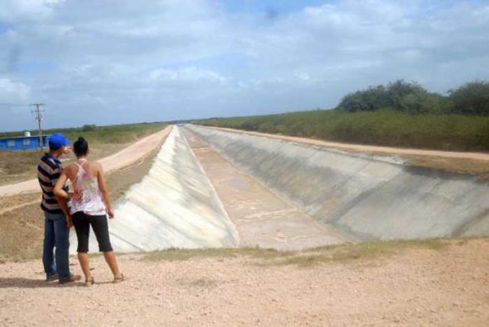 Como parte del programa estratégico se trabaja en los trasvases para abastecer de agua a la población y la agricultura. En la imagen, construcción del canal que llevará el agua desde la presa Zaza hasta la provincia de Ciego de Ávila.