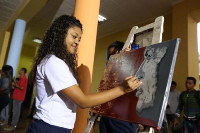 Las imágenes del prócer Simón Bolívar y el Comandante Hugo Chávez se multiplican en los espacios públicos del país, como resultado de una movilización popular de desagravio.
