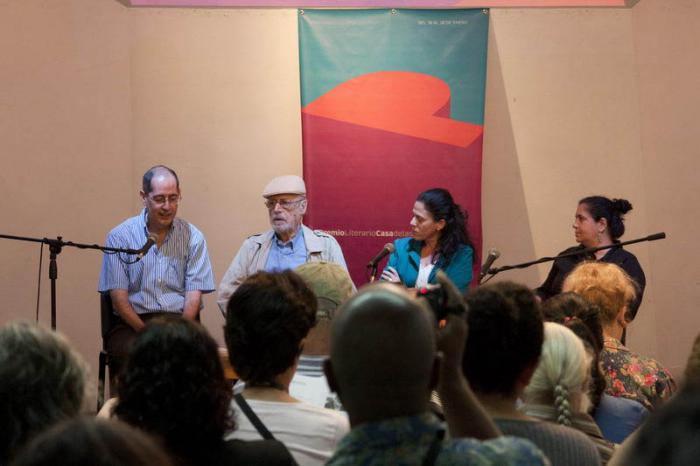 De izquierda a derecha Jorge Fornet, Roberto Fernández Retamar, presidente de la Casa de las Américas, Maité Hernández-Lorenzo, directora de Comunicación e Imagen y Silvia Llanes en la rueda de prensa previo a las jornadas culturales del Premio.