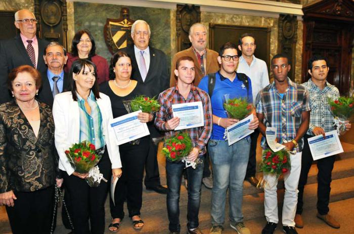 Entregan Premio Nacional de Quìmica y premios a la IV  olimpiada Nacional Universitaria de Quìmica  en el aula Magna de la Universidad de La Habana, en la foto a la izquierda los 5 premios Nacionales de quìmica y a la izquierda los jovenes premiados de la olimpiada
