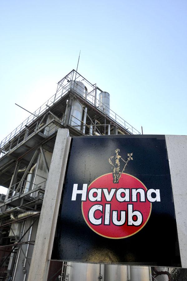 Havana Club Internacional en la provincia de Mayabeque. Área de destilación de alcoholes bases para procesar añejos.