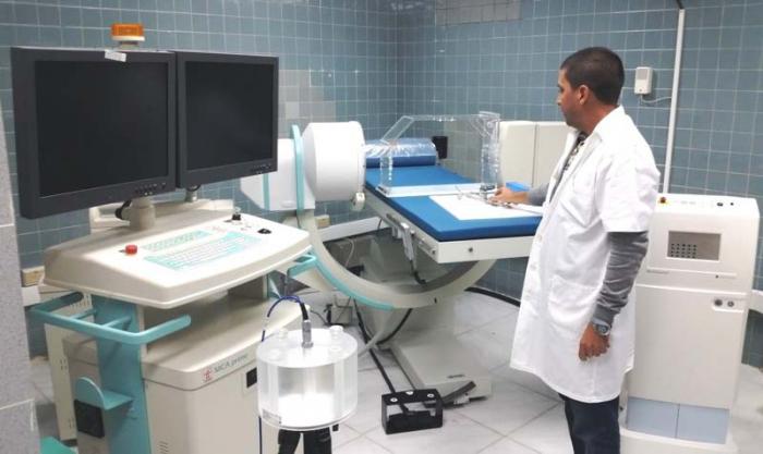 El doctor Juniet Aguiar muestra el nuevo equipo de braquiterapia instalado en el hospital oncológico de Villa Clara. 