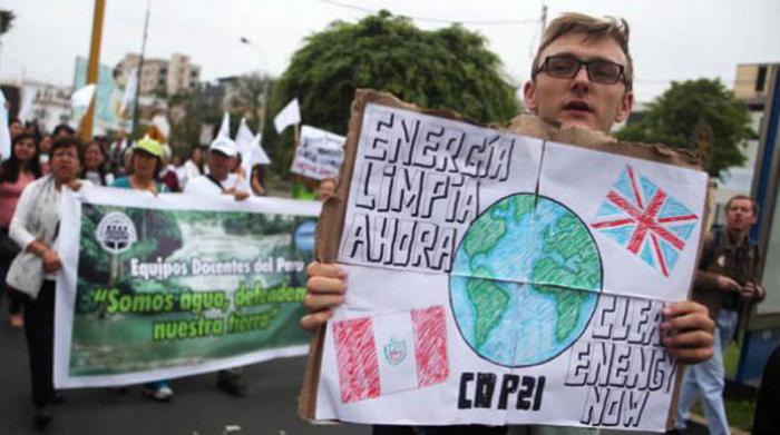 El movimiento ambientalista en la capital francesa exigió un mayor uso de las llamadas energías limpias.