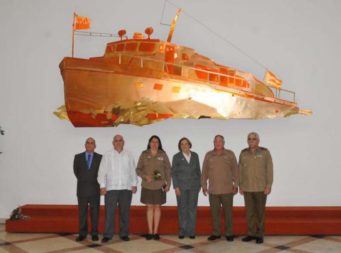 Reconocimiento de las FAR a cientifico de izquierda a derecha Roberto Sepulveda Lima secretario de la comisión nacional de grado cientifico, José Fidel Santana Núñez viceministro del CITMA, Monica Milam Goméz directora del Centro Grito de Baire, Aurora Fernandez Gonzalez viceministra del ministerio de Educacion Superior, Alvaro Lopez Miera viceministro de las FAR, jefe del Estado Mayor General, General de Cuerpo de Ejercito y Miembro del Buró Politico del Comite Central y el T.Coronel Roberto Pérez Rivero .