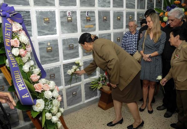 Exequias de Pedro Miret Prieto. Mercedes López Acea rinde homenaje al destacado combatiente