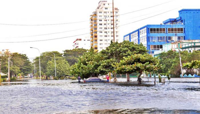 Recorrido por el litoral Habanero donde ocurren penetraciones del mar en zonas bajas del malecòn habanero.