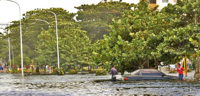 Recorrido por el litoral Habanero donde ocurren penetraciones del mar en zonas bajas del malecòn habanero.