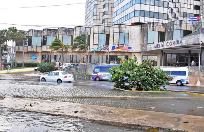 Recorrido por el litoral Habanero donde ocurren penetraciones del mar en zonas bajas del malecòn habanero.