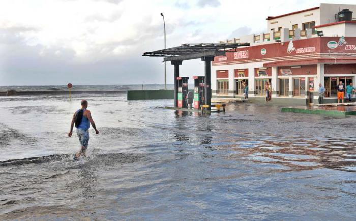 Recorrido por el litoral Habanero donde ocurren penetraciones del mar en zonas bajas del malecòn habanero.