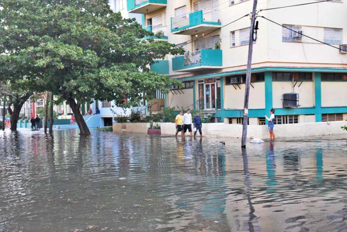 Recorrido por el litoral Habanero donde ocurren penetraciones del mar en zonas bajas del malecòn habanero.