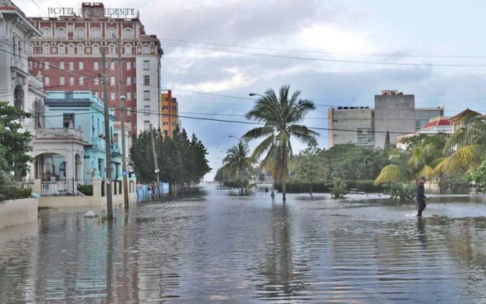 Recorrido por el litoral Habanero donde ocurren penetraciones del mar en zonas bajas del malecòn habanero.