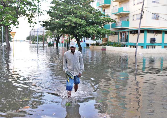 Recorrido por el litoral Habanero donde ocurren penetraciones del mar en zonas bajas del malecòn habanero.