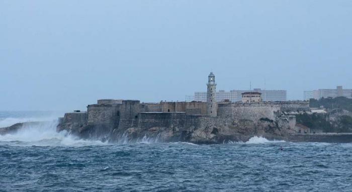 Recorrido por el litoral Habanero donde ocurren penetraciones del mar en zonas bajas del malecòn habanero.