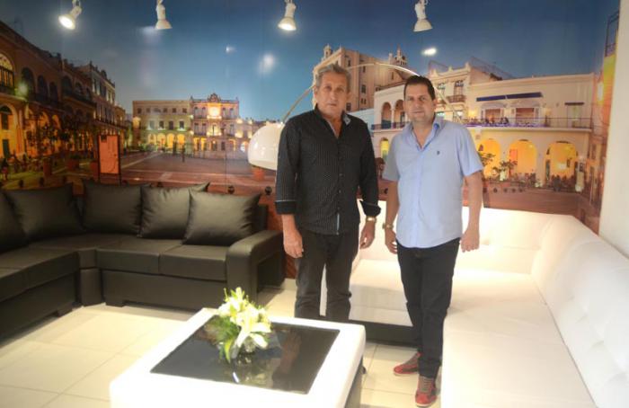 Galeria Mobiliario Leo & Migue, en el Vedado. En la foto los dueños del negocio, Leo (izq) y Migue (der).