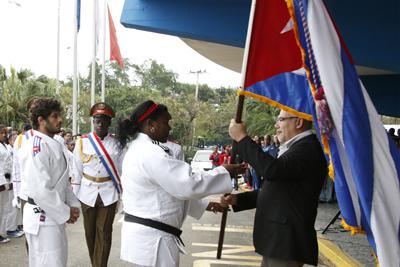 : El presidente del Inder. Antonio Becali, entregó la bandera a Idalis Ortiz