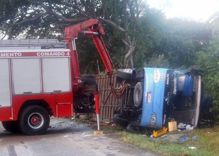 Ómnibus Yutong volcado en Santiago de Cuba 