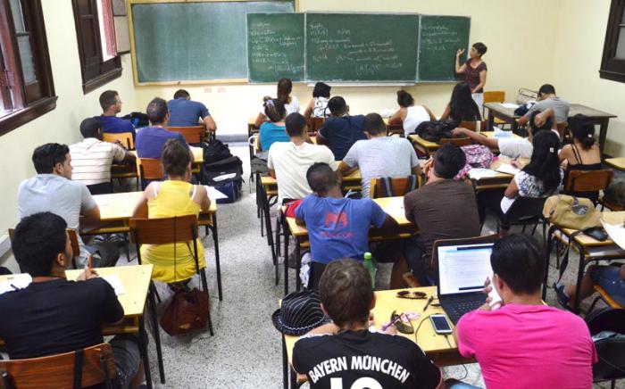 Jóvenes estudiando en una de las aulas de la Universidad de La Habana.