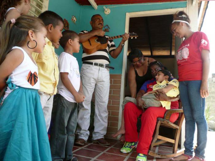 Ahmed, Jhoamna y María son “culpables” de las alegrías que siente el niño Eliécer cada vez que llegan a su casa. 