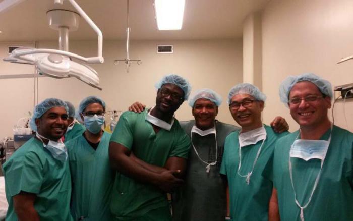 En el salón de operaciones tras una intervención quirúrgica. De izquierda a derecha el Dr. José Antonio Pedreira, otorrinolaringólogo de Granma, el profesor Dexter Shim, otorrinolaringólogo, Fundador de la Sociedad Trinitaria de Otorrinolaringología) y médicos residentes de ORL en Trinidad y Tobago. 