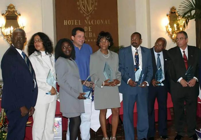 Desde el 2003 suman 47 los cubanos reconocidos. Primera exaltación, de izquierda a derecha, Pérez Sarría, la Colón, Silvia Chivás. Ana Fidelia, Leonard, Figuerola y Molina. Falta Juantorena. Los acompaña el entonces presidente del INDER Humberto Rodríguez.
