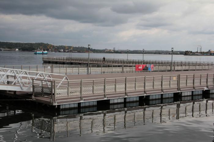 Paseo de la Avenida del Puerto. Paseo marítimo de Paula. El espigón flotante contará con farolas y bancos para el mayor disfrute de los visitantes.